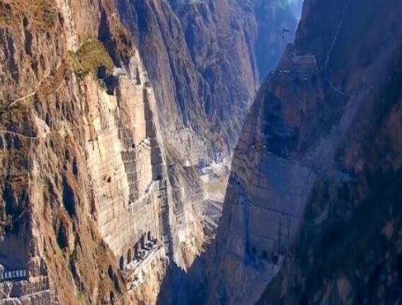 為建烏東德水電站，在峽谷底部挖90米深洞穴，用來干嘛的？