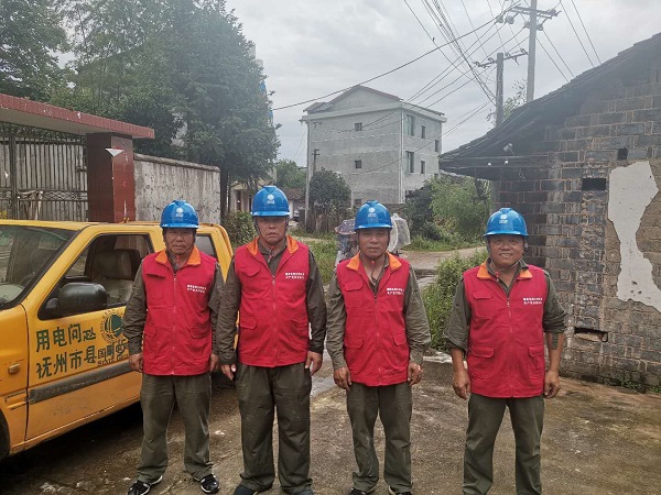 國(guó)網(wǎng)樂安縣供電公司：陽臺(tái)距電線安全距離不足 黨員服務(wù)隊(duì)上門服務(wù)除隱患