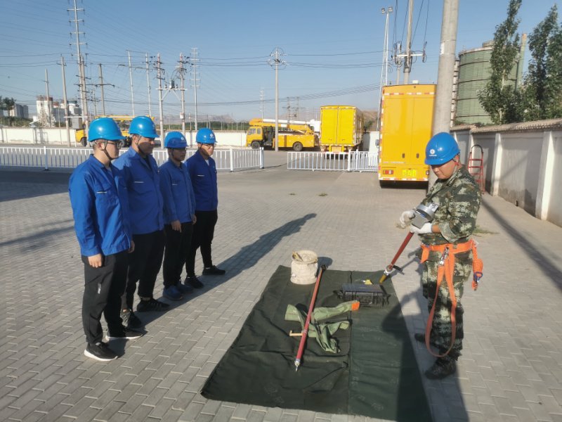 烏海電業(yè)局配電帶電作業(yè)中心：現(xiàn)場培訓求實效，技能素質(zhì)再提升