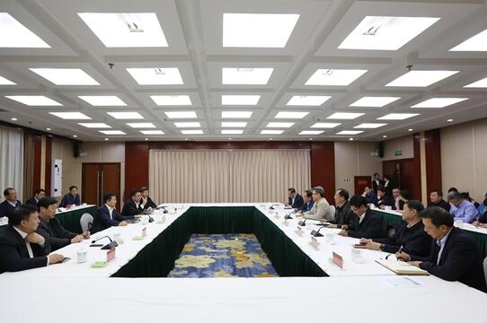 錢智民與保定市委書記黨曉龍、市長(zhǎng)郭建英進(jìn)行座談交流