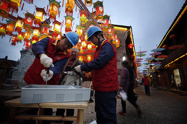 國(guó)網(wǎng)寧海縣供電公司：“電力紅馬甲”出動(dòng)，扮靚古鎮(zhèn)迎元宵