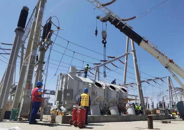 吊罩成功！主變大修工程為“綠色電”保駕護航