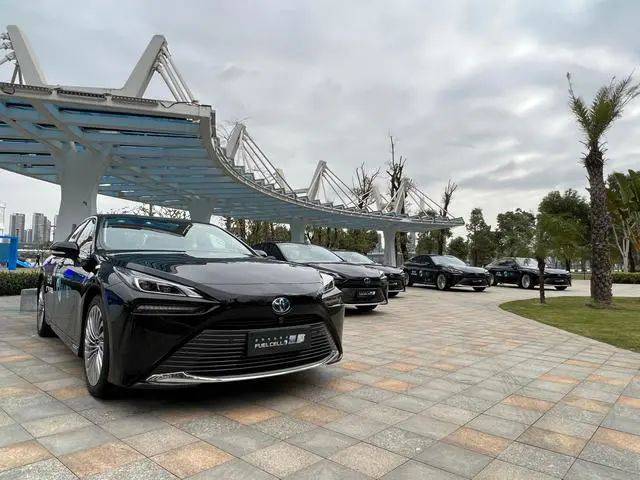 全國首個氫燃料電池轎車全場景規(guī)模化示范運(yùn)營項目正式啟動
