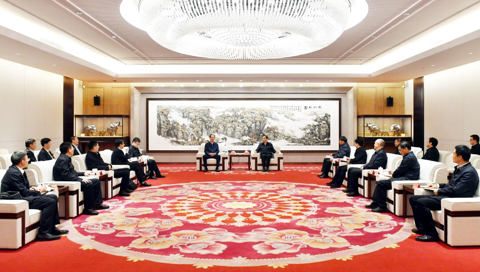 中國(guó)電建黨委書(shū)記、董事長(zhǎng)丁焰章與河北省委常委、石家莊市委書(shū)記張超超會(huì)談