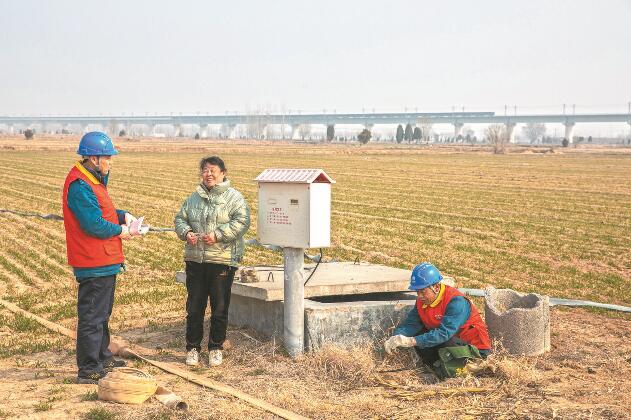 山東省梁山縣：黃河灘區(qū)上，井在地頭，電到井口
