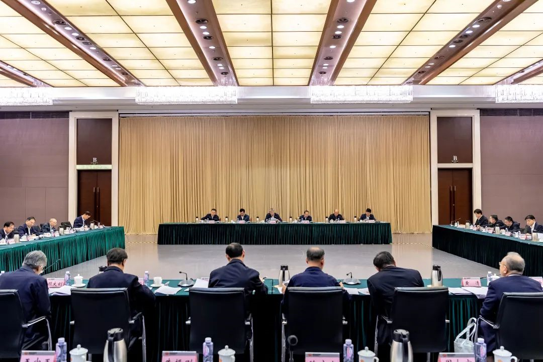 國家能源集團(tuán)黨組認(rèn)真?zhèn)鬟_(dá)學(xué)習(xí)貫徹二十屆中央全面深化改革委員會第一次會議精神研究部署強化企業(yè)科技創(chuàng)新主體地位加快建設(shè)創(chuàng)新型企業(yè)集團(tuán)
