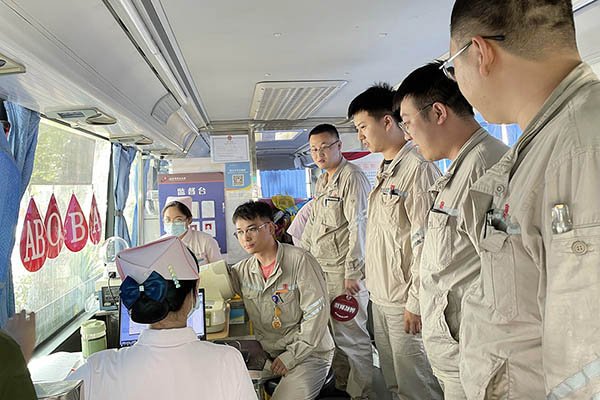 臨汾熱電公司組織“熱血與大愛同流，真情與奉獻(xiàn)同行”無償獻(xiàn)血活動(dòng)