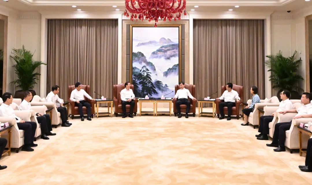 國(guó)家電網(wǎng)公司董事長(zhǎng)、黨組書(shū)辛保安與福建省委書(shū)記周祖翼、省長(zhǎng)趙龍會(huì)談