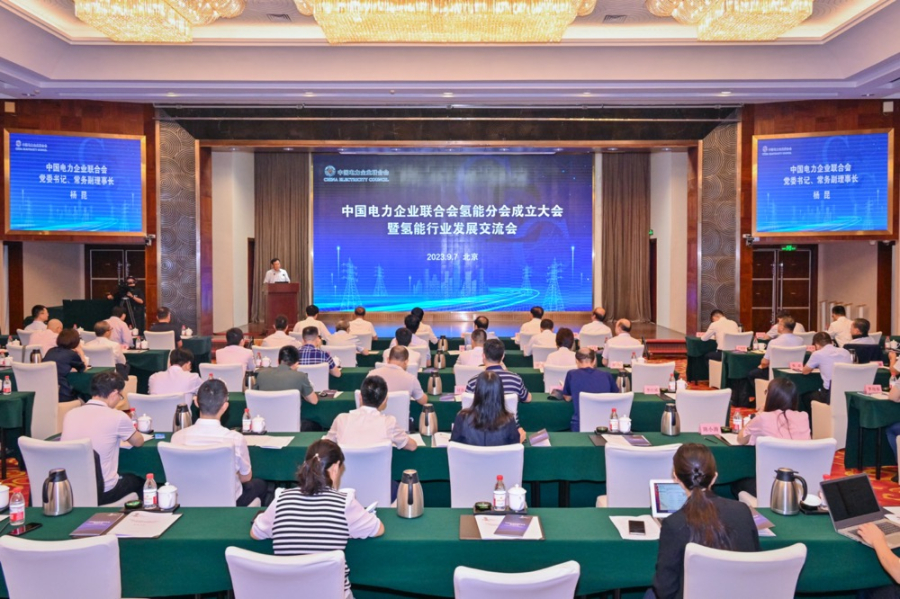 國工業(yè)和信息化部節(jié)能與綜合利用司司長黃利斌14日在吉林長春表示，目前，中國氫能“制儲輸用”產(chǎn)業(yè)鏈初步形成，已具有良好自身基數(shù)與大規(guī)模應(yīng)用市場，氫能產(chǎn)業(yè)呈現(xiàn)出逐步商業(yè)化的發(fā)展態(tài)勢。  當(dāng)天，“氫動吉林”
