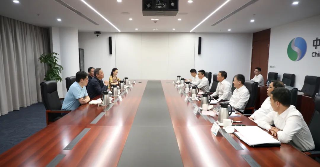 中國電氣裝備李洪鳳董事長、周群總經(jīng)理會(huì)見上海市經(jīng)信委副主任戎之勤