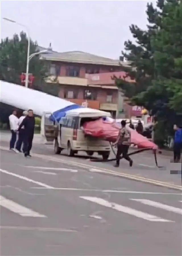 黑龍江一面包車被風(fēng)電機(jī)葉片刺穿，知情人：車上載有7人
