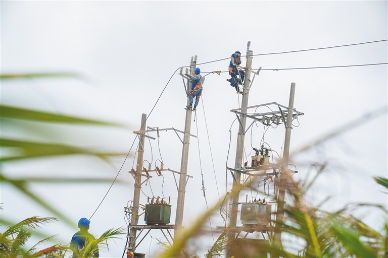 保亭、三亞等多個(gè)市縣供電隊(duì)伍全力支援文昌搶修復(fù)電