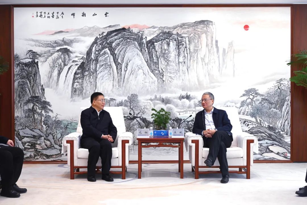 中國電建黨委副書記、總經(jīng)理王斌與內(nèi)蒙古自治區(qū)黨委常委、呼和浩特市委書記包鋼會談
