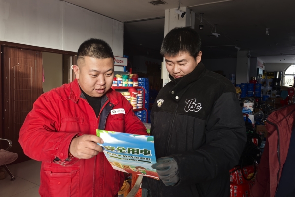 內(nèi)蒙古電力集團(tuán)烏海千里山供電公司蒙電愛(ài)心光明行，用電無(wú)憂進(jìn)社區(qū)