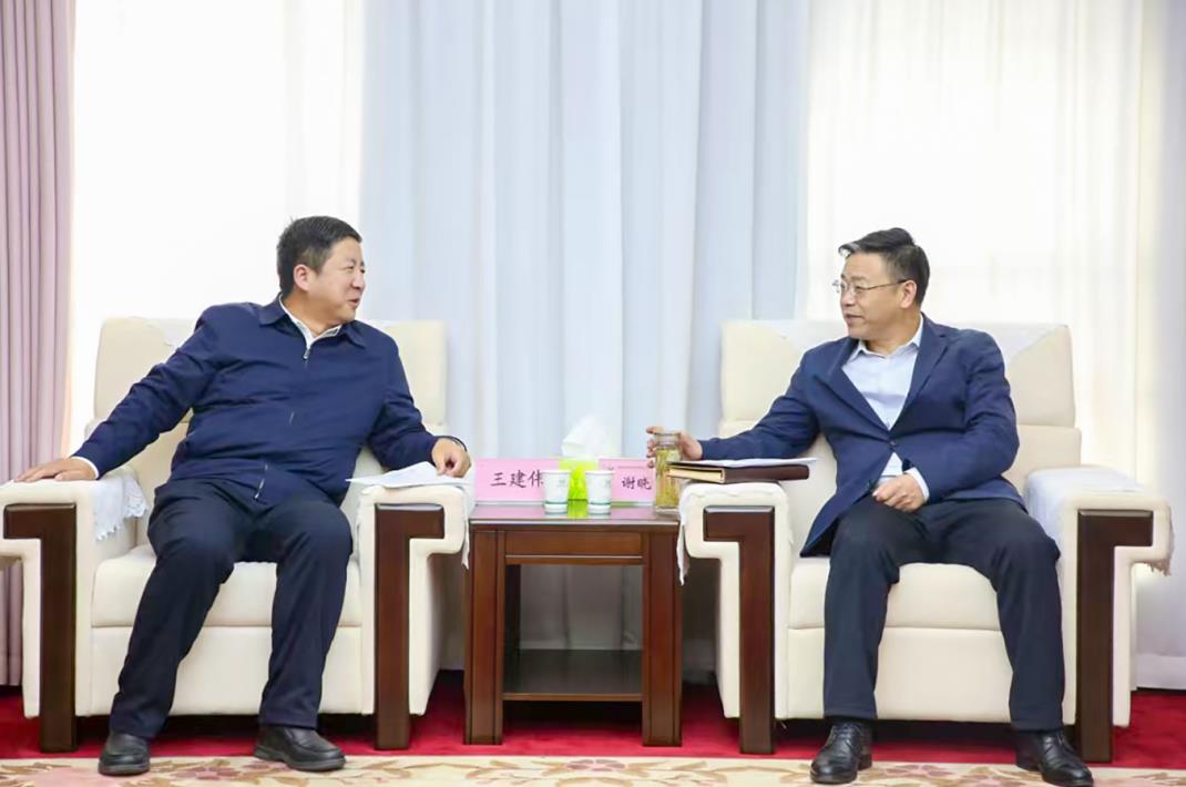 大唐甘肅公司黨委書(shū)記、董事長(zhǎng)王建偉與甘肅能化集團(tuán)黨委書(shū)記、董事長(zhǎng)謝曉鋒會(huì)談