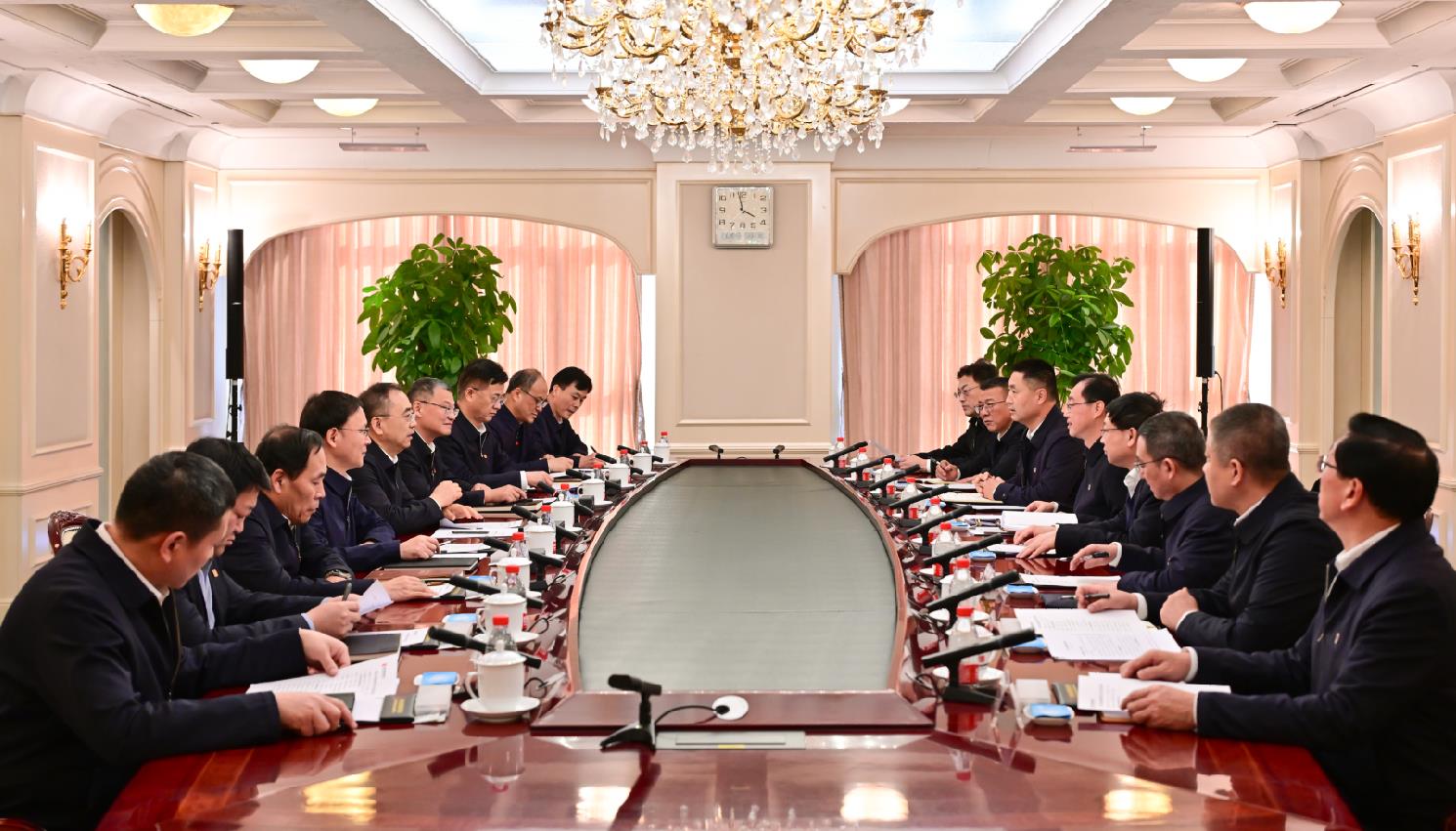 大唐集團(tuán)董事長(zhǎng)鄒磊、總經(jīng)理張傳江與中國(guó)安能董事長(zhǎng)陳奕輝、總經(jīng)理周慶豐會(huì)談