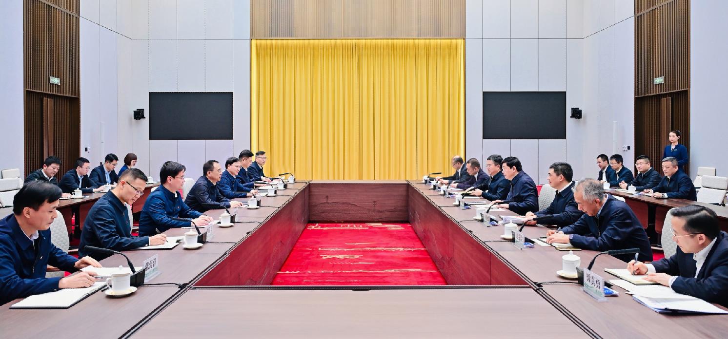 中國(guó)大唐集團(tuán)董事長(zhǎng)鄒磊、總經(jīng)理張傳江與國(guó)家電網(wǎng)董事長(zhǎng)張智剛、總經(jīng)理龐驍剛會(huì)談